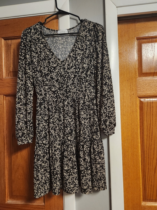 Kaileigh Dresses & Skirts - Kaileigh Black Floral V-Neck Long Sleeve Dress
